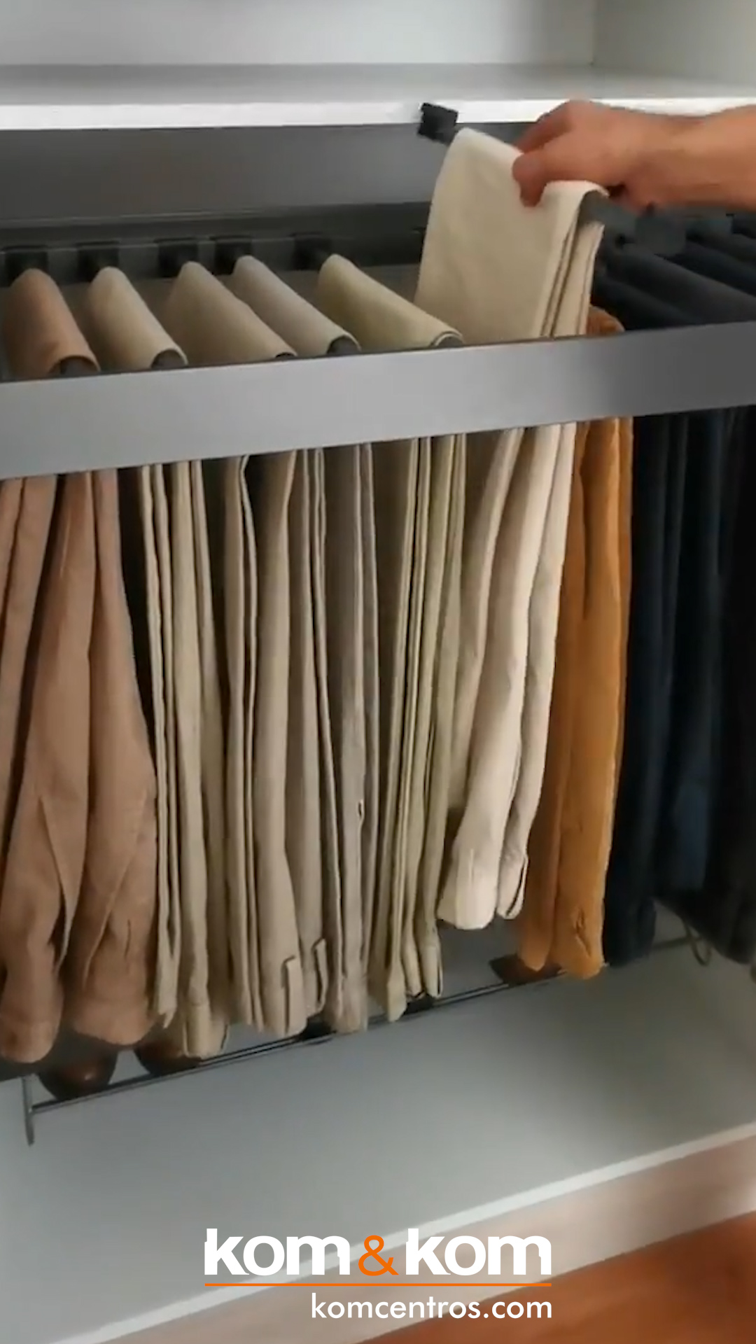 Pantalonero extra&iacute;ble en armario ropero fabricando por Kom&amp;Kom